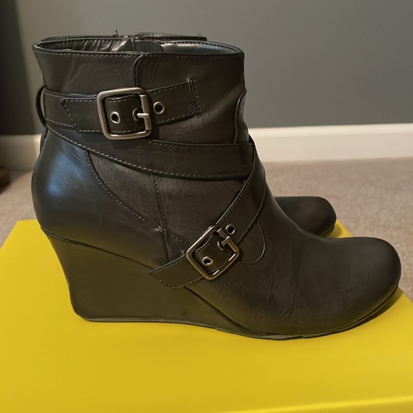 Cute Kenneth Cole Reaction Booties, size 9. - Picture 3 of 11